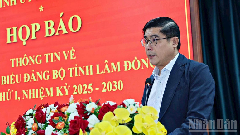 Chief of Lam Dong Provincial Party Committee Office Nguyen Khac Binh provided general information on the documents of the 1st Lam Dong Provincial Party Congress and contents related to the congress. ndo_br_6.jpg