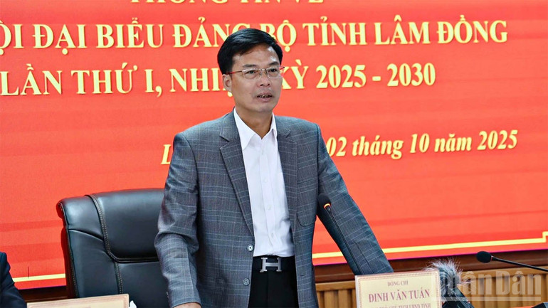 Vice Chairman of Lam Dong Provincial People's Committee Dinh Van Tuan discussed issues of concern to journalists regarding the first Lam Dong Provincial Party Congress. ndo_br_4.jpg