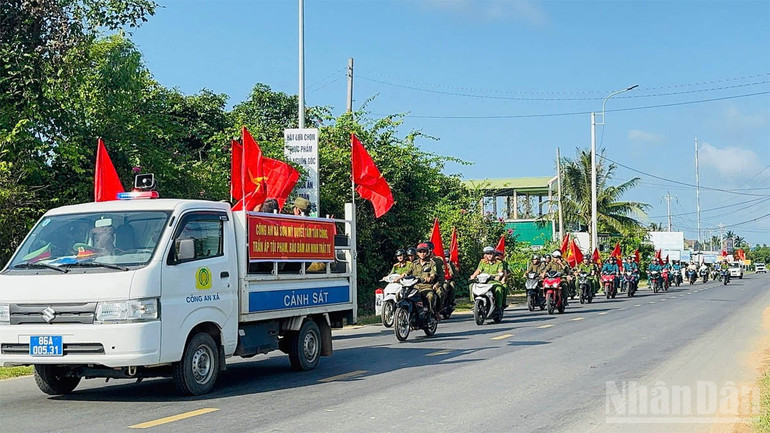 Các lực lượng tại xã Sơn Mỹ, tỉnh Lâm Đồng xuất quân diễu hành. ndo_br_8.jpg