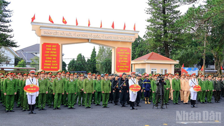 Quang cảnh lễ ra quân. ndo_br_7.jpg