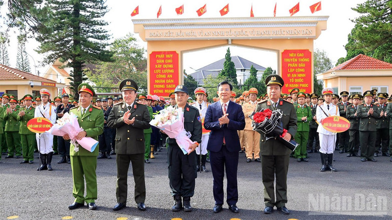 Chủ tịch Ủy ban nhân dân tỉnh Lâm Đồng Hồ Văn Mười và Thiếu tướng Trương Minh Đương, Giám đốc Công an tỉnh biểu dương các lực lượng tại lễ ra quân. ndo_br_1.jpg