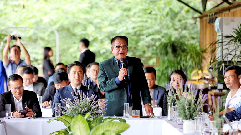 Giám đốc Trung tâm Xúc tiến đầu tư, thương mại và du lịch Lâm Đồng Dương Quốc Anh phát biểu ý kiến tại Tọa đàm. ndo_br_6-3134.jpg