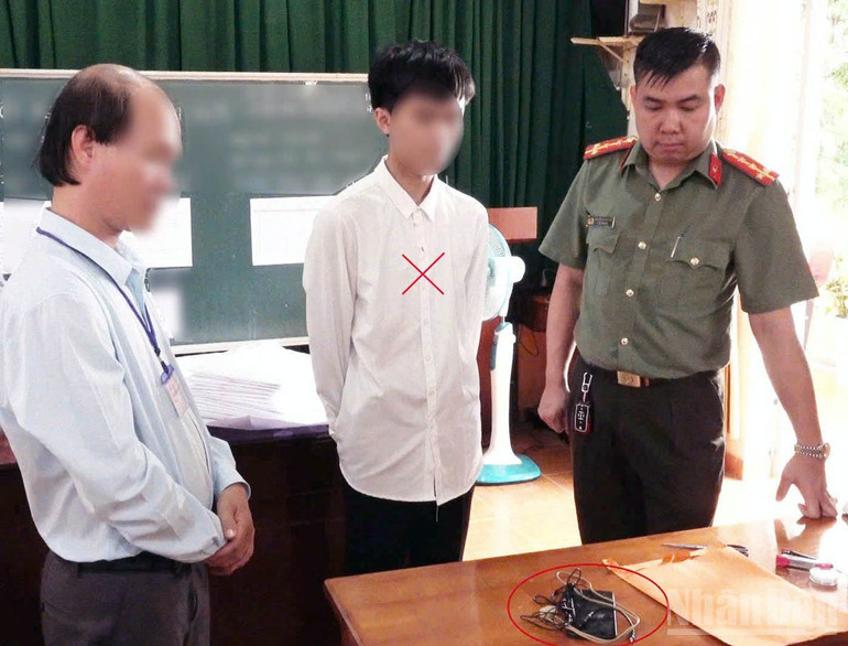 N.P.T.S và tang vật thu được tại điểm thi. ndo_br_3.jpg