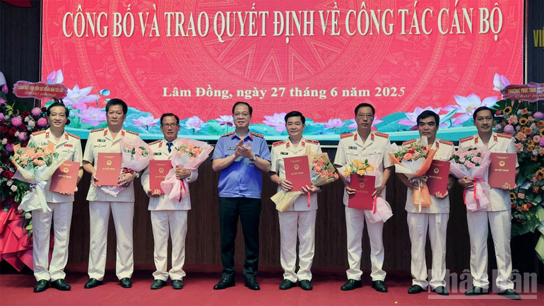 Phó Viện trưởng Viện Kiểm sát nhân dân tối cao Trần Hải Quân trao quyết định bổ nhiệm các Phó Viện trưởng Viện Kiểm sát nhân dân tỉnh Lâm Đồng mới. ndo_br_ks-4.jpg