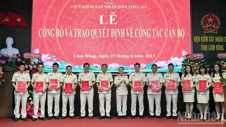 Viện trưởng Viện Kiểm sát nhân dân tỉnh Lâm Đồng trao quyết định bổ nhiệm các Viện trưởng, Phó Viện trưởng thuộc 17 khu vực tỉnh Lâm Đồng mới. ndo_br_ks-3.jpg