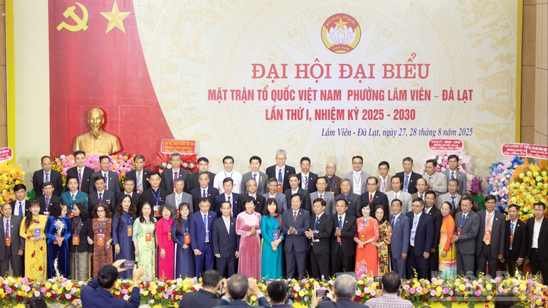Lãnh đạo Ủy ban Mặt trận Tổ quốc Việt Nam tỉnh Lâm Đồng và phường Lâm Viên-Đà Lạt cùng các ủy viên Ủy ban Mặt trận Tổ quốc Việt Nam phường. ndo_br_6.jpg