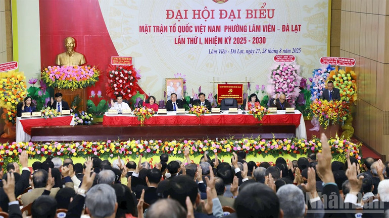 Đại biểu biểu quyết thông qua Nghị quyết Đại hội. ndo_br_4.jpg