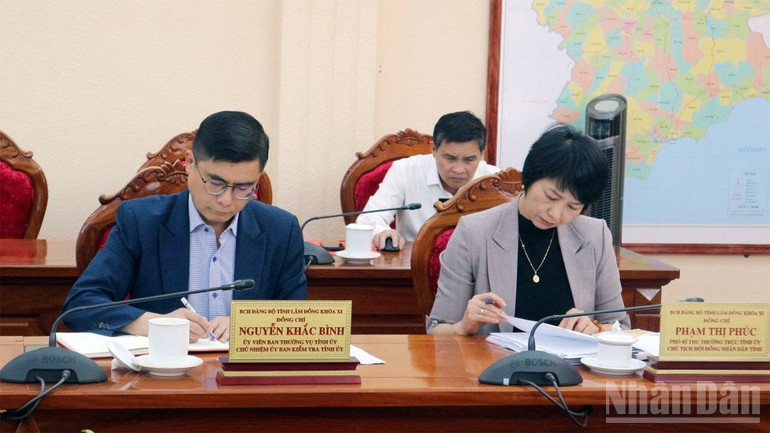 Phó Bí thư thường trực Tỉnh ủy, Chủ tịch Hội đồng nhân dân tỉnh Lâm Đồng Phạm Thị Phúc và Ủy viên Ban Thường vụ, Chủ nhiệm Ủy ban Kiểm tra Tỉnh ủy Lâm Đồng Nguyễn Khắc Bình tham dự phiên họp. (Ảnh: N.T) ndo_br_bcd-4.jpg