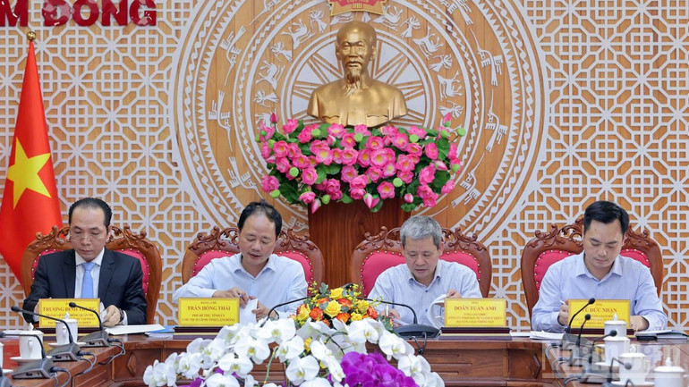Chủ tịch Ủy ban nhân dân tỉnh Lâm Đồng Trần Hồng Thái (thứ hai, bên trái) và lãnh đạo liên danh các nhà đầu tư ký kết hợp đồng. ndo_br_1-anh-thai-2.jpg