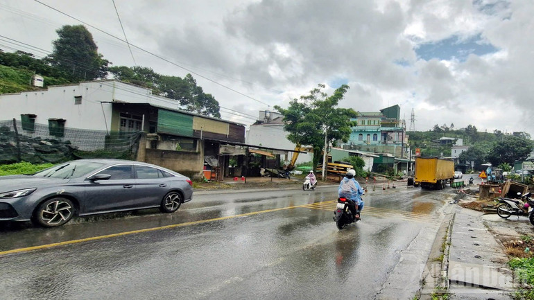 Đến khoảng 15 giờ cùng ngày, giao thông qua lại trên đèo Bảo Lộc và đoạn qua cống ngang Quốc lộ 20 cơ bản thông suốt. ndo_br_8-9475.jpg