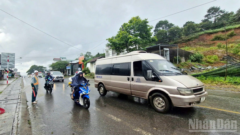 Đơn vị thi công bố trí người tại hai đầu cống ngang để điều tiết, phân luồng giao thông. ndo_br_7-9616.jpg