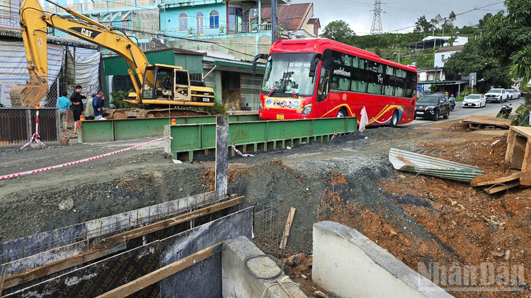 Phương tiện lưu thông một chiều qua đoạn thi công. ndo_br_10-589.jpg