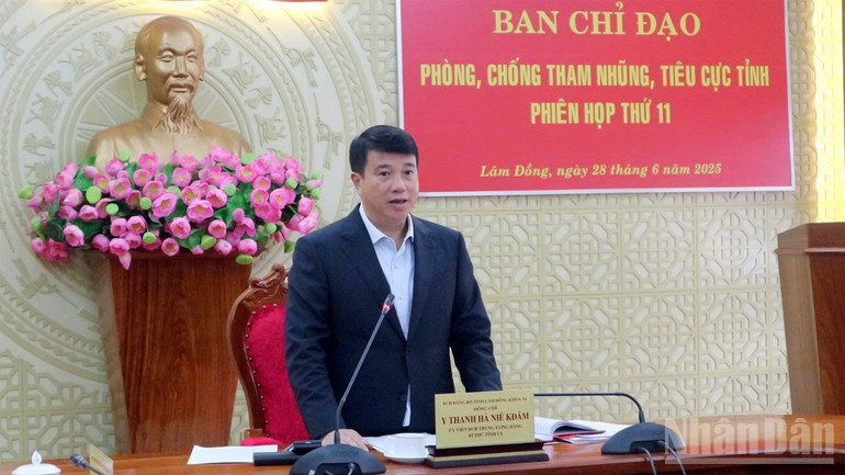 Đồng chí Y Thanh Hà Niê Kđăm phát biểu ý kiến tại phiên họp. (Ảnh: N.T) ndo_br_bcd-1.jpg