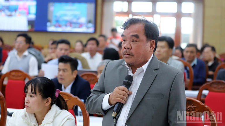 Đại diện doanh nghiệp phát biểu ý kiến tại buổi đối thoại. ndo_br_8.jpg