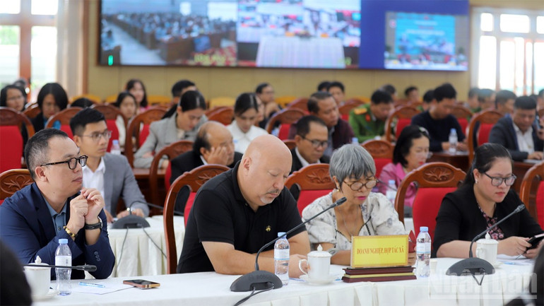 Đại diện doanh nghiệp, nhà đầu tư tại hội nghị đối thoại. ndo_br_1.jpg