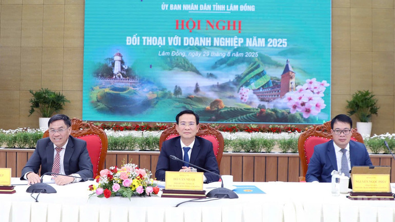 Chủ tịch Ủy ban nhân dân tỉnh Lâm Đồng Hồ Văn Mười và các Phó Chủ tịch Ủy ban nhân dân tỉnh chủ trì hội nghị tại điểm cầu Lâm Đồng ngàn hoa. ndo_br_11.jpg