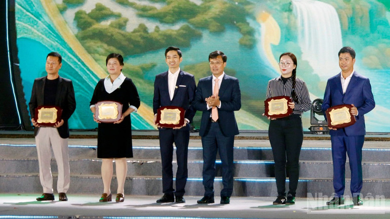 Ban tổ chức chương trình “Tháng trải nghiệm điểm đến du lịch Lâm Đồng năm 2025” vinh danh các nhà tài trợ. ndo_br_8-4650.jpg