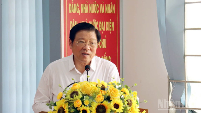 Đồng chí Phan Đình Trạc ghi nhận ghi nhận và giải thích, làm rõ một số nội dung cử tri phản ánh tại buổi tiếp xúc. ndo_br_2.jpg