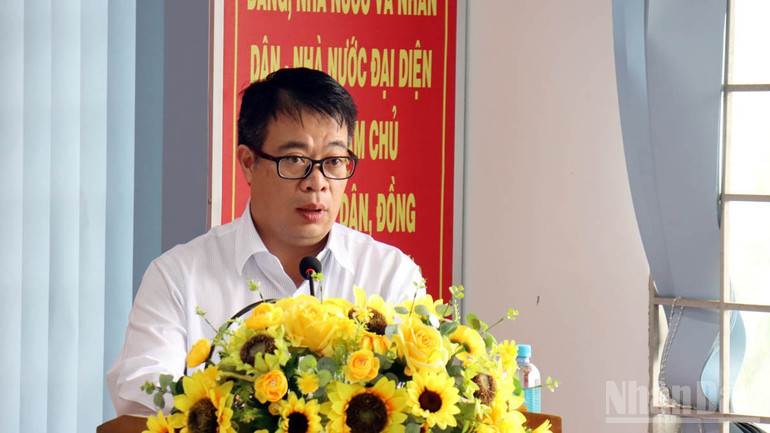 Phó Chủ tịch Ủy ban nhân dân tỉnh Lâm Đồng Nguyễn Ngọc Phúc tiếp thu, giải trình một số ý kiến của cử tri tại buổi tiếp xúc. ndo_br_5.jpg