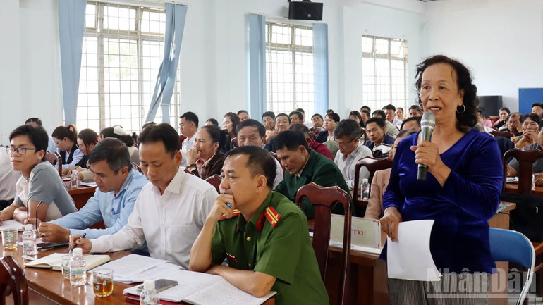 Cử tri phát biểu ý kiến kiến nghị tại buổi tiếp xúc. ndo_br_14.jpg