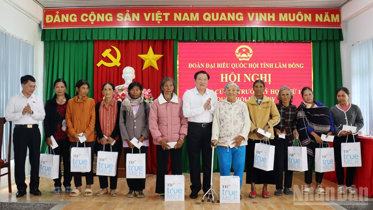Đồng chí Phan Đình Trạc và Đoàn đại biểu Quốc hội tỉnh Lâm Đồng trao các phần quà tặng gia đình chính sách trên địa bàn xã Tà Năng. ndo_br_1.jpg