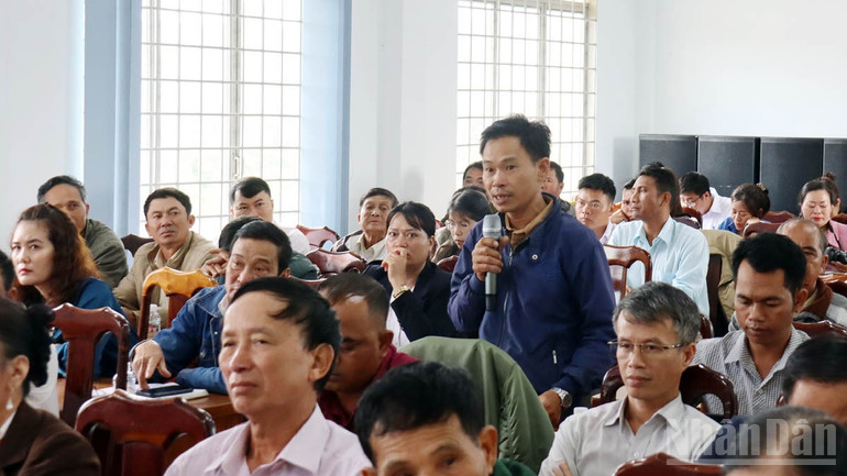 Cử tri phát biểu ý kiến kiến nghị tại buổi tiếp xúc. ndo_br_9.jpg