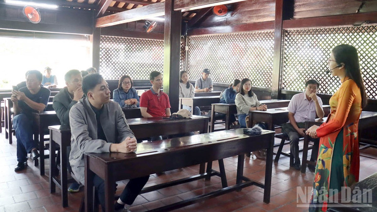 Đoàn famtrip tham quan khu di tích trường Dục Thanh, nơi ghi dấu sự kiện thời thanh niên của Bác Hồ với tên gọi Nguyễn Tất Thành đã dừng chân dạy học trước khi ra đi tìm đường cứu nước, từ tháng 9/1910 đến tháng 2/1911. ndo_br_5.jpg