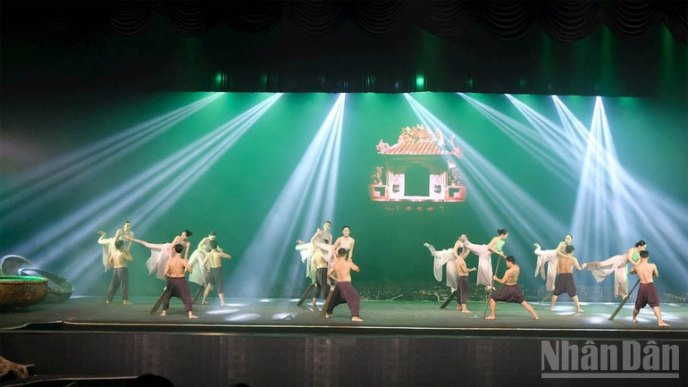 Chương trình biểu diễn Fisherman show, tái hiện đời sống đặc trưng cư dân làng chài. ndo_br_11.jpg