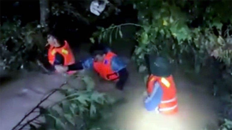 Dù trời mưa lớn, nước lũ dâng cao nhưng các lực lượng chức năng không quản ngại nguy hiểm, xuyên đêm tìm kiếm nạn nhân mất tích. 2.jpg