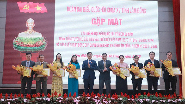 Lãnh đạo tỉnh Lâm Đồng trao bằng khen tặng các tập thể và cá nhân. h6-2.jpg