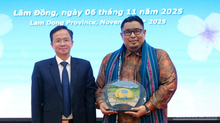 Chefen för departementet för kultur, sport och turism i Lam Dong-provinsen överlämnade souvenirer till den malaysiska delegationen ledd av ordföranden för den malaysiska turist- och reseorganisationen Fathir Badri Alhadad. ndo_br_1-7571.jpg