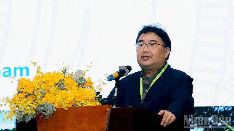 Representanter från Japan Advanced Institute of Science and Technology (JAIST) utbytte diskussioner på workshopen. ndo_br_dl-6.jpg