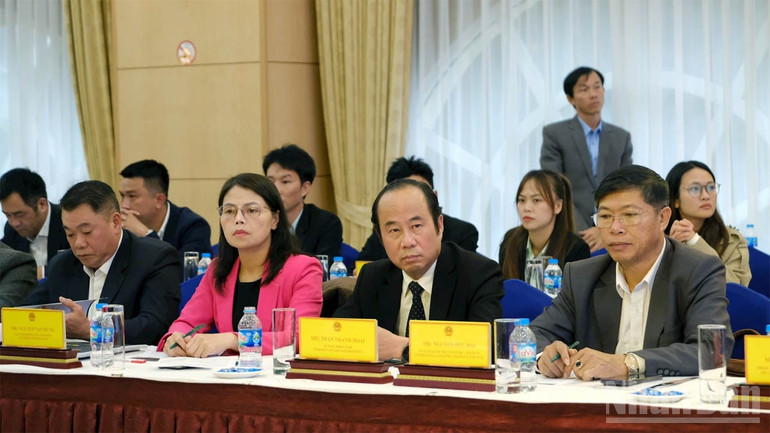 Representanter för Lam Dong-provinsens departement och filialer deltog i programmet. ndo_br_8.jpg