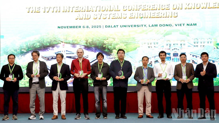 Talare vid den 17:e internationella IEEE-konferensen. ndo_br_dl-3.jpg