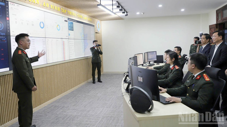 Delegierte besuchen das SOC-Zentrum der Provinz Lam Dong. ndo_br_9.jpg