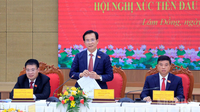 Phó Bí thư Tỉnh ủy, Chủ tịch Ủy ban nhân dân tỉnh Lâm Đồng Hồ Văn Mười phát biểu tại họp báo. ndo_br_h-7.jpg