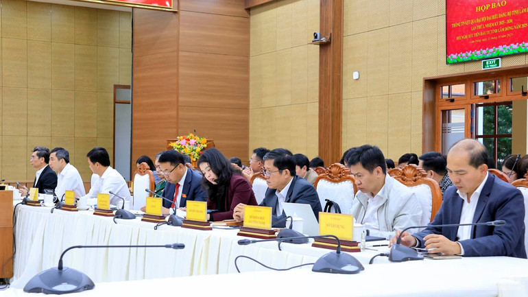 Lãnh đạo sở, ngành tỉnh Lâm Đồng tại buổi họp báo. ndo_br_h-2.jpg