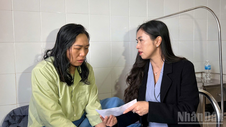 Lãnh đạo phường Xuân Hương-Đà Lạt động viên, chia sẻ với công nhân Huỳnh Thị Kim Chi. ndo_br_3.jpg