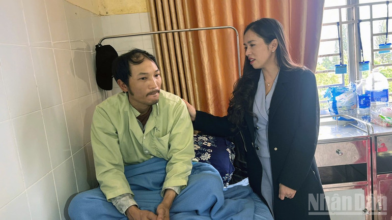 Phó Chủ tịch Ủy ban nhân dân phường Xuân Hương-Đà Lạt Phan Thị Xuân Thảo thăm hỏi công nhân Huỳnh Văn Cường đang điều trị tại bệnh viện. ndo_br_2.jpg