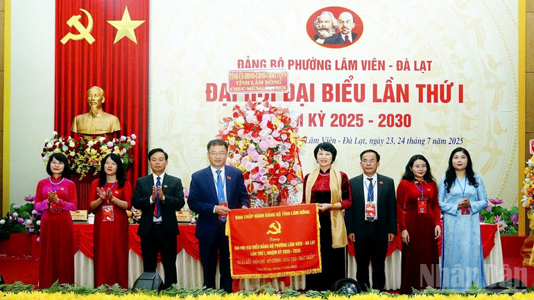 Đồng chí Phạm Thị Phúc thay mặt Ban Chấp hành Đảng bộ tỉnh Lâm Đồng tặng hoa và bức trướng chúc mừng đại hội. ndo_br_5.jpg