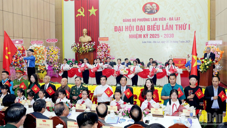 Các tầng lớp nhân dân phường Lâm Viên-Đà Lạt chúc mừng đại hội. ndo_br_1.jpg
