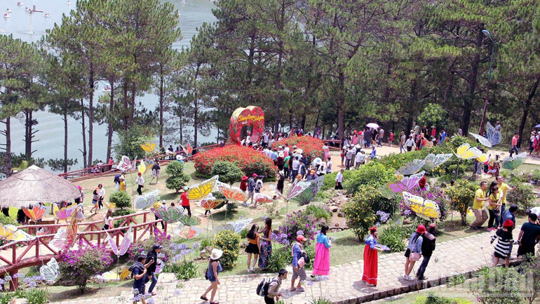 Du khách tham quan khu du lịch Thung lũng Tình yêu-Đà Lạt. ndo_br_1-du-khach-den-voi-thanh-pho-ngan-hoa-dalat.jpg