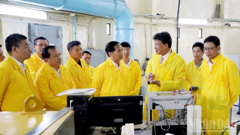 Viện trưởng Viện Nghiên cứu hạt nhân Cao Đông Vũ (thứ ba, bên phải) giới thiệu hoạt động Lò phản ứng hạt nhân Đà Lạt với Phó Thủ tướng Bùi Thanh Sơn và đoàn công tác. ndo_br_2.jpg