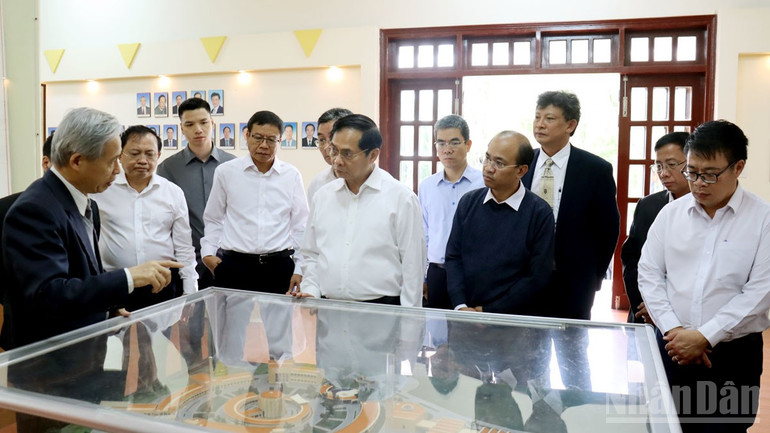 Phó Thủ tướng Bùi Thanh Sơn nghe giới thiệu về mô hình Lò phản ứng hạt nhân Đà Lạt. ndo_br_12.jpg