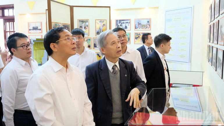 Phó Thủ tướng Bùi Thanh Sơn tham quan phòng truyền thống Viện Nghiên cứu hạt nhân. ndo_br_4.jpg