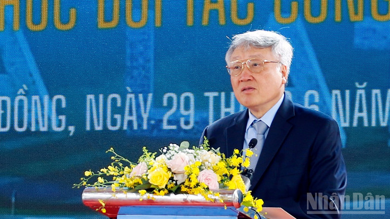 Phó Thủ tướng thường trực Chính phủ Nguyễn Hòa Bình phát biểu tại lễ khởi công dự án cao tốc Bảo Lộc-Liên Khương. ndo_br_10.jpg