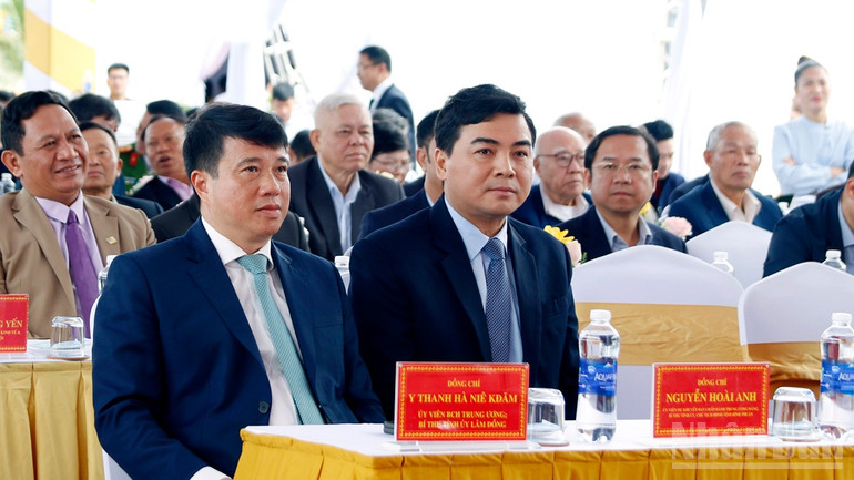 Lãnh đạo Tỉnh ủy Lâm Đồng và Bình Thuận tại lễ khởi công. ndo_br_13.jpg