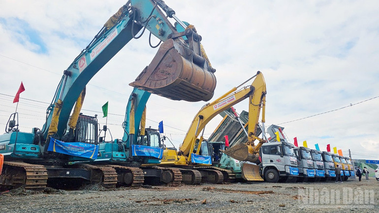 Thực hiện nghi thức động thổ khởi công dự án cao tốc Bảo Lộc-Liên Khương. ndo_br_18.jpg