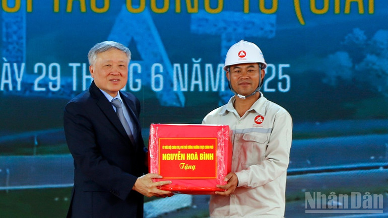 Phó Thủ tướng thường trực Chính phủ Nguyễn Hòa Bình trao quà tặng đại diện công nhân thi công dự án. ndo_br_5.jpg