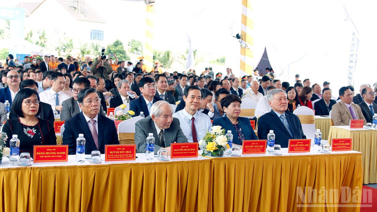 Đại biểu tham dự lễ khởi công. ndo_br_16.jpg